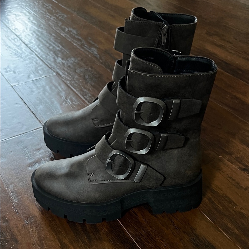 NWT Madden NYC Brown Buckle Strap Lug Sole Combat Boots Size 9 - Picture 9 of 10